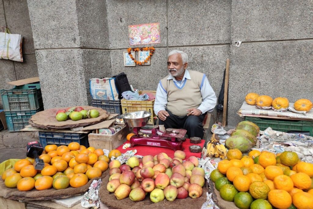 fruit seller refuses to charge on duty journalists, earns twitterati praise.
